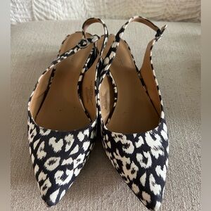 Barely worn Banana Republic low heel pumps!